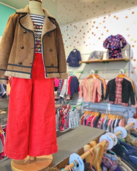 Tenue complète pour petite fille avec le magasin en arrière plan
